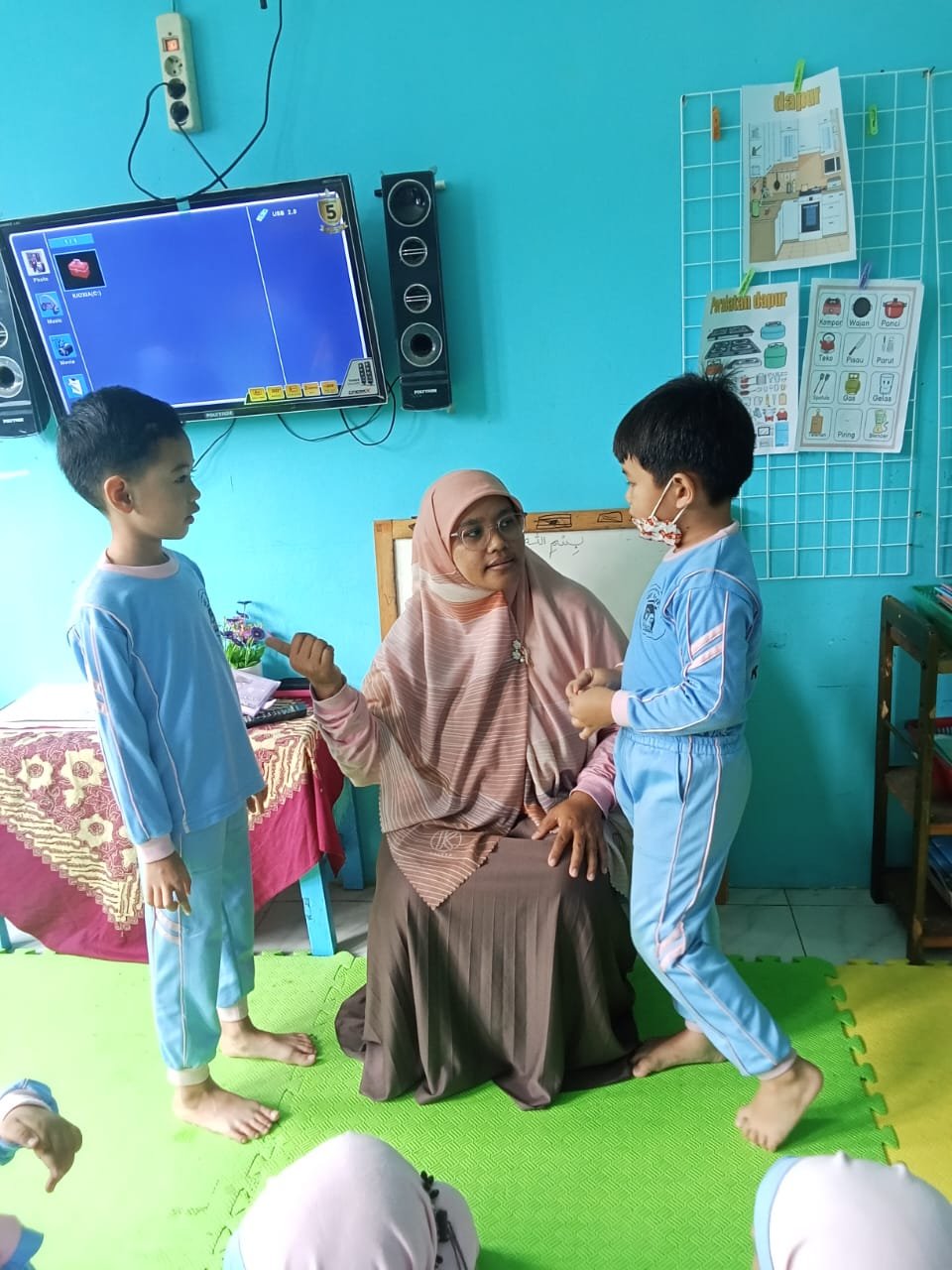 Ekskul Fun English Study Club di  KB-TKIT Asy Syaffa 1, Kenalkan Keragaman Budaya Melalui Bahasa.