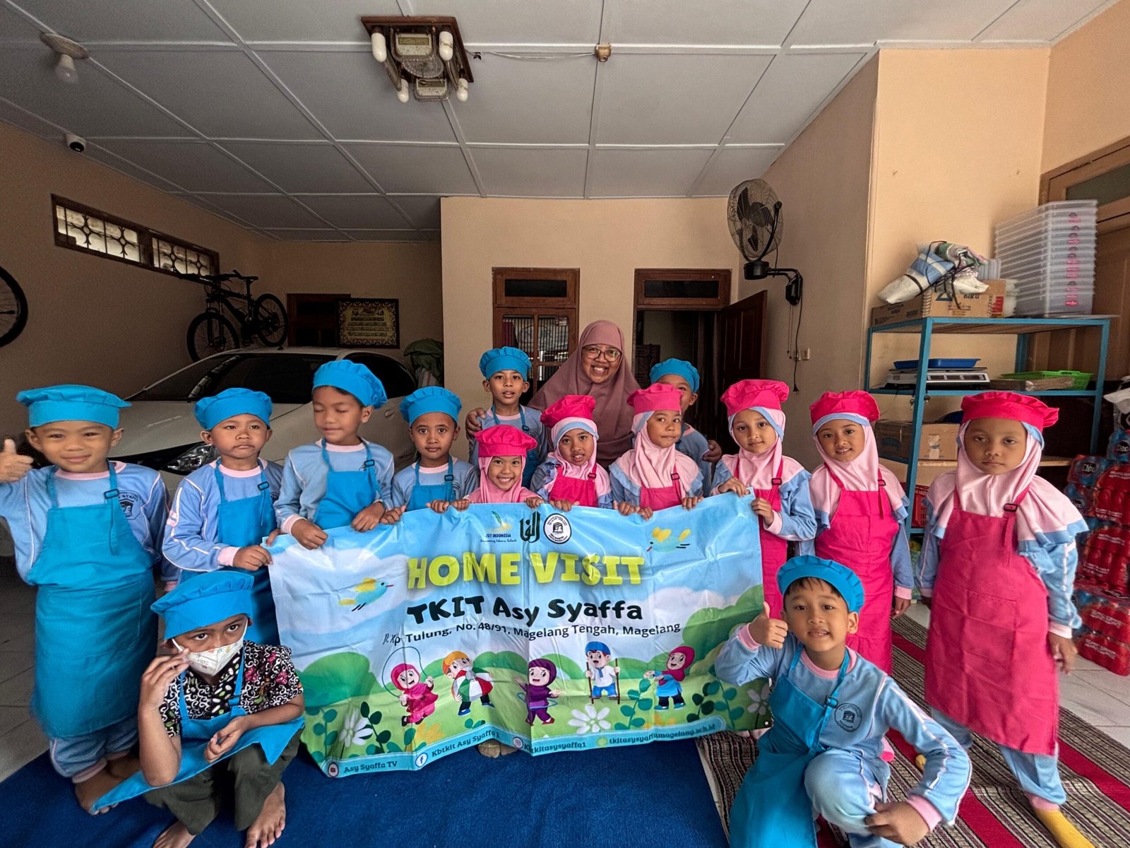 Program Home Visit Kelas, Belajar Bersama di Rumah teman : Mengenalkan Adab Sopan Santun dalam Bertamu